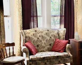 Downtown Victorian House - Bennington - Wohnzimmer