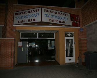 Hostal El Poligono - La Roda - Building