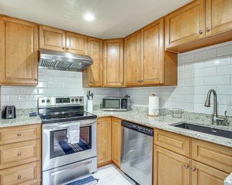 Home Theater and Patio South Jordan Basement Unit - South Jordan - Kuchyň