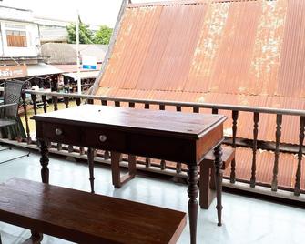 Baan Khunyaichuea - Amphawa - Balcony