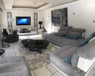 Villa with private pool, sauna and Jacuzzi. - Dampierre-les-Bois - Sala de estar