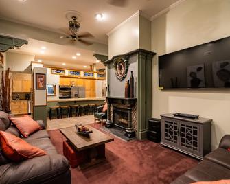 The Downtown Omaha Oasis- over 10,000 sq ft includes arcade & rooftop w/ hot tub - Omaha - Sala de estar