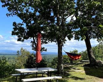 Big Medicine Ranch - Rustic Sunrise Cabin - Catskills - Palenville - Patio