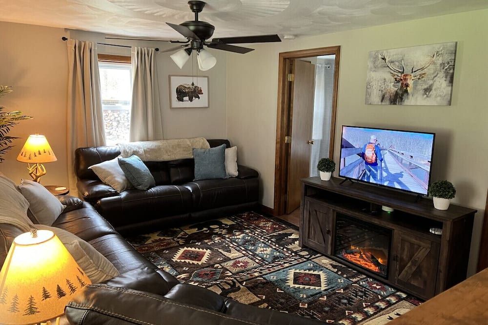 Autumn Escape Ohiopyle Hideaway: Sleeps 4 · 2br 1ba · Hot Tub Fire Pit Grill