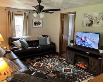 Autumn Escape Ohiopyle Hideaway: Sleeps 4 · 2br 1ba · Hot Tub Fire Pit Grill - Mill Run - Sala de estar