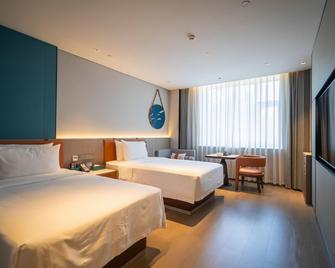 Xichang Lushan Boutique Hotel - Liangshan - Bedroom