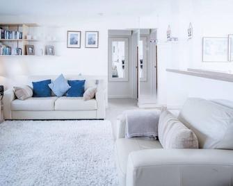 Eddie s - 2 Bedroom Chalet Scurlage - Swansea - Living room