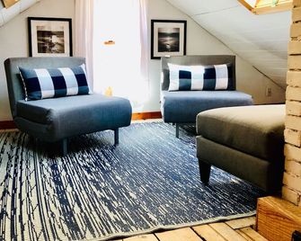Privately Located Beach Cottage Getaway - Вестерлі - Вітальня