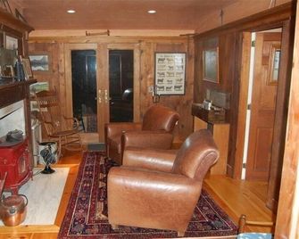 Antique Farmhouse Totally Restored - Sheffield - Living room