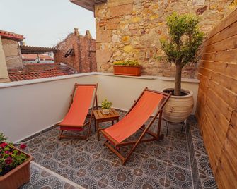 Ivy Ayvalik Coffee & Wine & Hotel - Ayvalık - Balcón