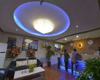 Super 8 by Wyndham Linxia Da Shi Zi - Linxia - Front desk