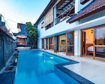 Medewi Surf Villa - Pekutatan - Zwembad