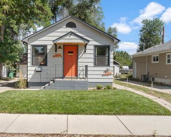 Stylish 1Br Near Main St | The Troubadour Suite - Sheridan - Building