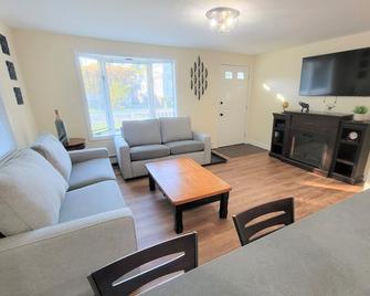 Stylish downstairs apartment. Walk to town, train, & beach ferry! - Greenwich - Soggiorno