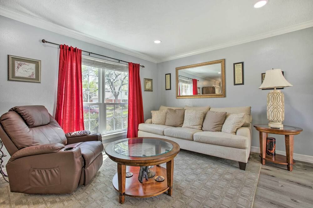 Houston Home with Private Outdoor Pool! - יוסטון - סלון