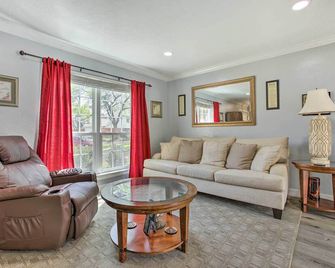 Houston Home with Private Outdoor Pool! - יוסטון - סלון