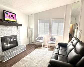 Golf at Beckett Ridge - West Chester - Living room