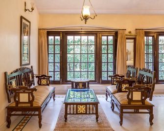 Welcomheritage Golf View - Pachmarhi - Oturma odası