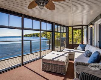 Expansive luxury cottage on Pigeon Lake! 2 Bunkies, Watertoys and Firepits! - Buckhorn - Living room