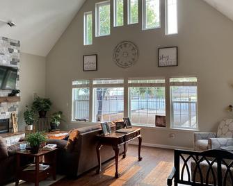 Spectacular large home with seasonal pool. - Central Point - Living room