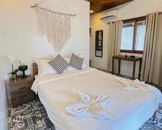 Matanjak Guesthouse 6 - General Luna - Bedroom