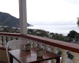 HazelWood Cottage: Beautiful Caribbean Sea views, in a comfortable space. - Roseau - Balcony