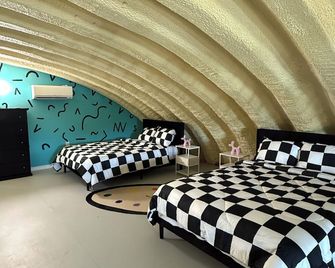 Happy Hideaway: Fun & Unique Stay in San Leon - Dickinson - Bedroom