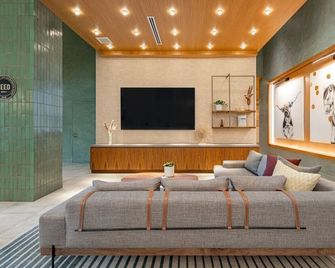 Lodo 1-Bedroom Designer Apartment Meets Mile High Charm - Denver - Living room