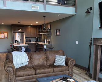 Historic Loft/Charlotte Suite/Starved Rock/Utica - North Utica - Living room