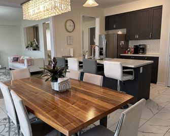Beautiful newly built house, 10 mins drive away from Niagara Falls &outlet mall - Thorold - Restaurant