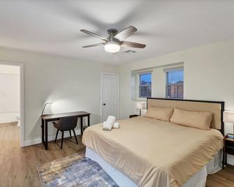 Superhost 5 star 3 Bedroom 2.5 Bathroom Townhouse - Paradise - Bedroom