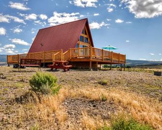 Secluded and Cozy Antimony Cabin with Fire Pit - Antimony - Edificio