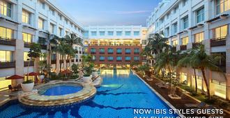 Ibis Styles Jakarta Mangga Dua Square - Jakarta - Bể bơi