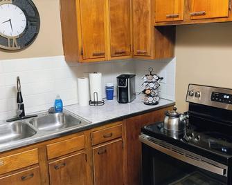 Compact, Cozy and Complete 2-bedroom bungalow with WiFi, AC in Akron - Akron