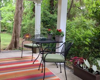 Welcome To A Westover Hills Gem! 1st Floor Apartment - Richmond - Patio