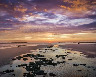 Folly Vacation Great Location, Super Cute & Spacious Apt B - Folly Beach - Strand