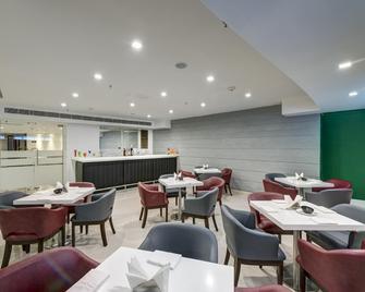 The Fern Residency Galaxy Mall - Āsansol - Restaurante