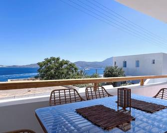 Cycladic Home with a view - 2 min walk from the beach! - Adamantas - Balcón