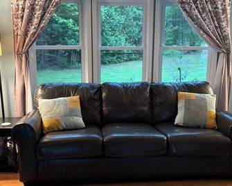 Gwinn- Little Lake - Pristine Lakeside Home. Great all season getaway! - Gwinn - Sala de estar