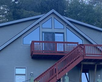 Hill View Motel and Cottages - Lake George - Building