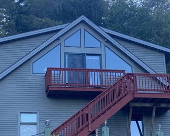 Hill View Motel and Cottages - Lake George - Building