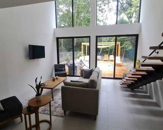 Modern 2 Bedroom Villa - 10 min. Walk to the Beach - Puerto Viejo - Sala de estar