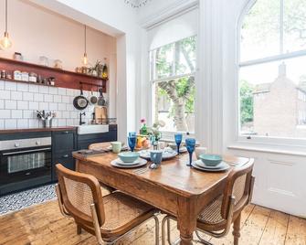 Pass the Keys | Rustic and Quirky Flat in Charming Charlton Village - London - Dining room