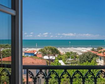 Hotel Villa Ombrosa - Marina Di Pietrasanta - Balcony