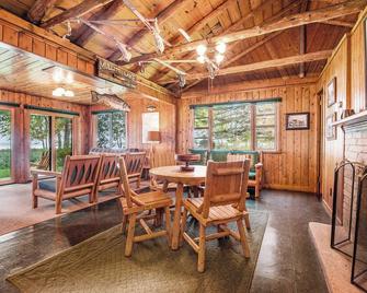 Lakefront Cottage - Beautiful Grounds and Large Sandy Beach - Cheboygan - Dining room