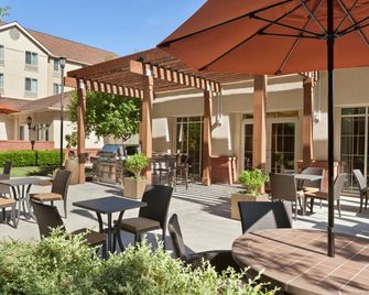 Homewood Suites by Hilton Medford - Medford - Patio