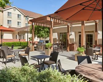 Homewood Suites by Hilton Medford - מדפורד - פטיו