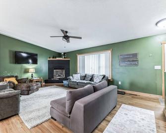 Cozy Family Cabin with beautiful beach and plenty of areas to relax - Spicer - Living room