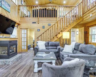 Tennessee Mountain Cabin about 18 Mi to Knoxville! - Kodak - Living room
