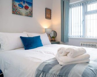 The Little Blue House -2 Bedroom Home in Sheerness with Garden & Parking - Sheerness